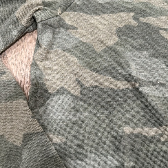 American Eagle Shirt Womens Small Green Camo Crop Top Casual Long-Sleeve… - Picture 3 of 7